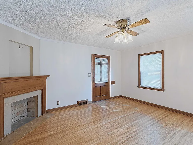 2735 S 16th St — Photo 3