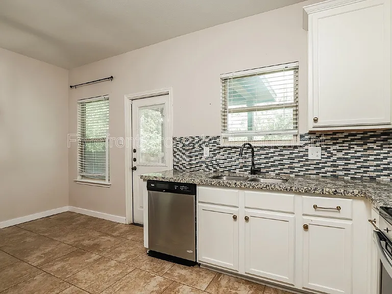 1330 Plaza Lake Dr — Photo 7