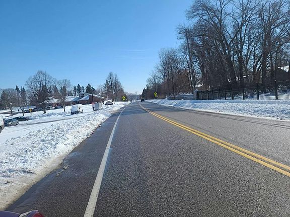 5th image of 469 Little Canada Rd E