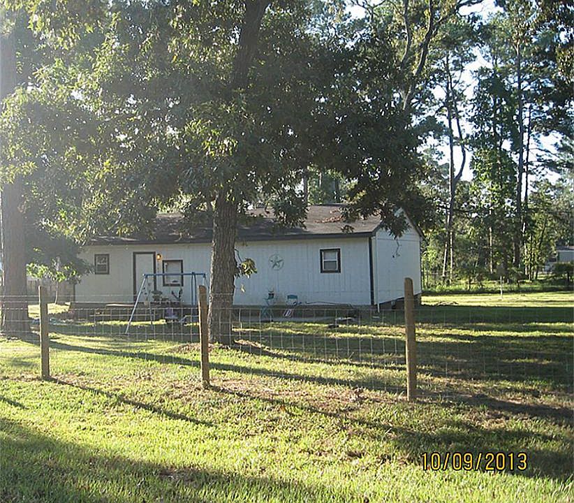 Cute country home with nice shade trees!