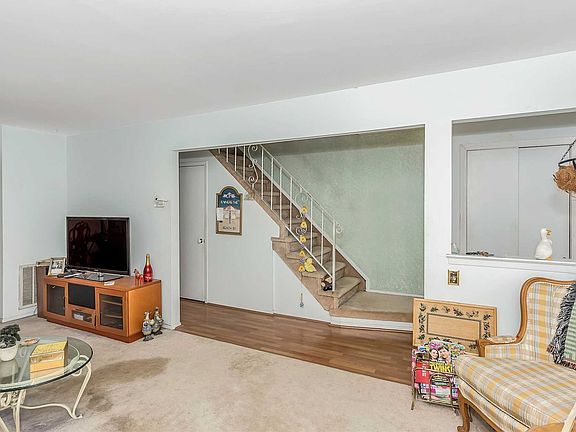 5th image of 66 Townhouse Dr E Unit 14