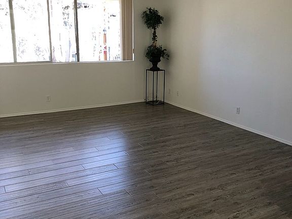 3rd image of 777 Domingo Dr #De