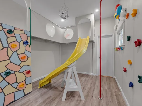 219-44 Peck Avenue image 16 of 32