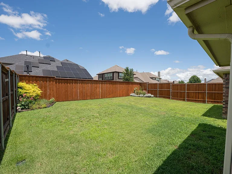 312 Hawthorn Dr — Photo 3