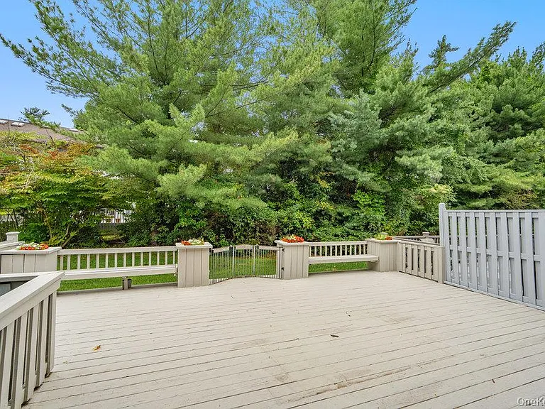 90 Foxwood Dr — Photo 24