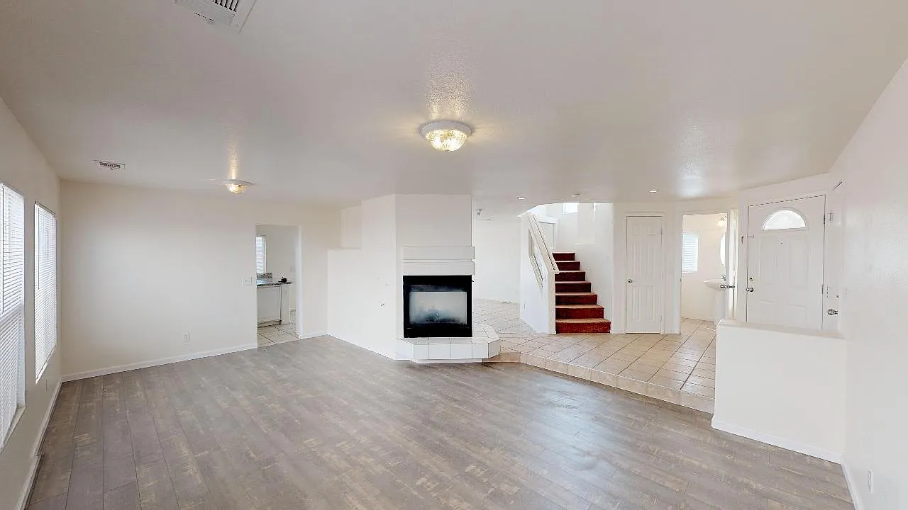 4 bed, 2.5 bath, 2212 sqft, $2,100 — Photo 4