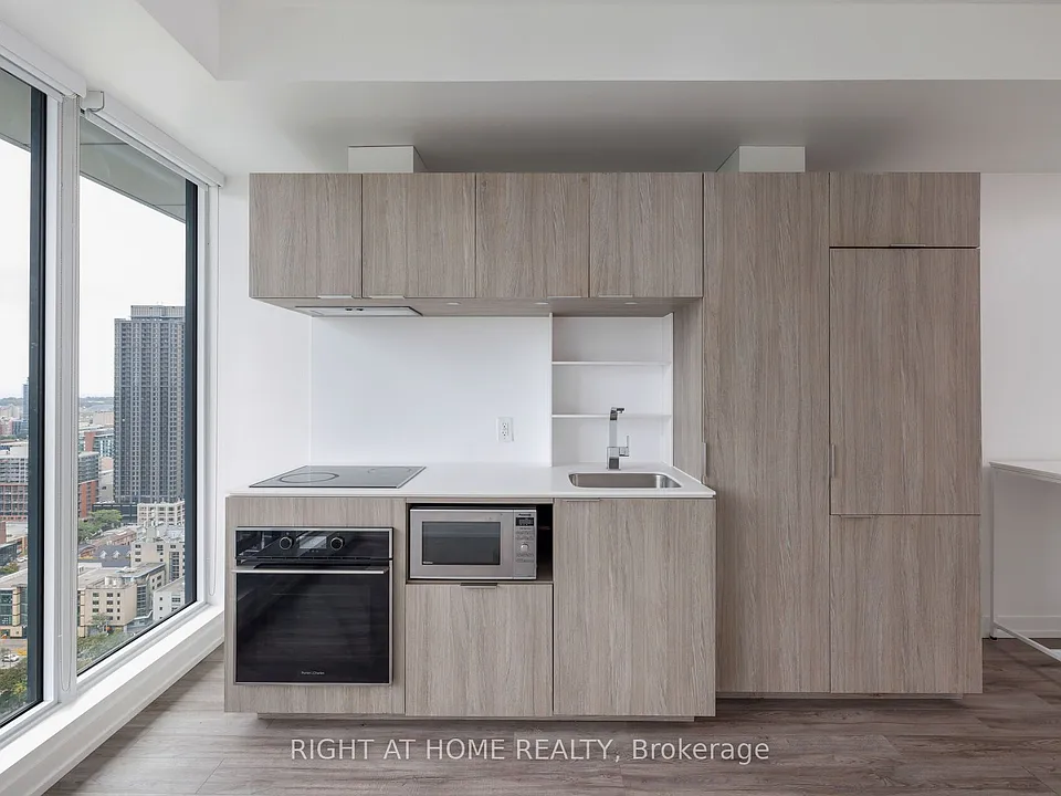 77 Shuter St #Penthouse 09