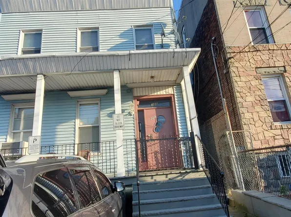 300 New York Avenue image 1 of 16