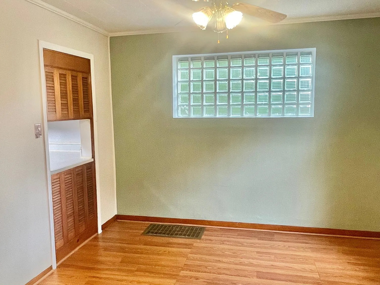 3 bed, 1.5 bath, 1373 sqft, $1,600 — Photo 4