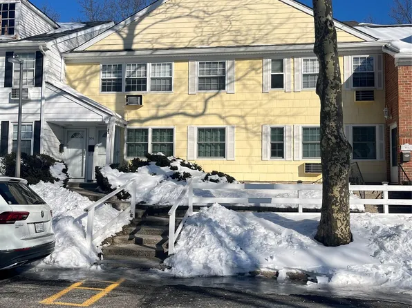 305 Towne House Village, Islandia, NY 11749