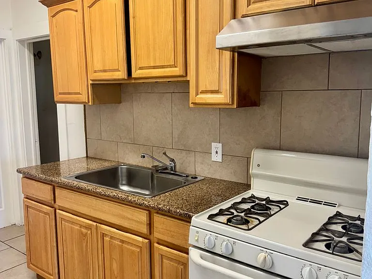 642 N Thorne Ave — Photo 6