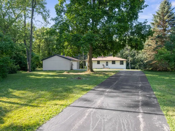 728 Buth Dr NE, Comstock Park, MI 49321