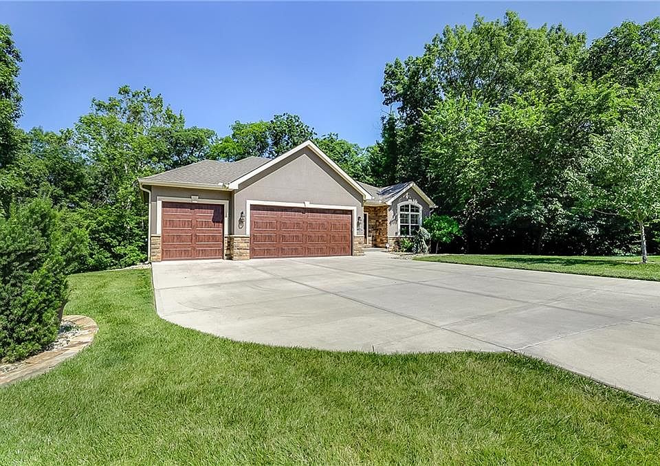 1938 Edgewood Dr, Leavenworth, KS 66048 | Zillow