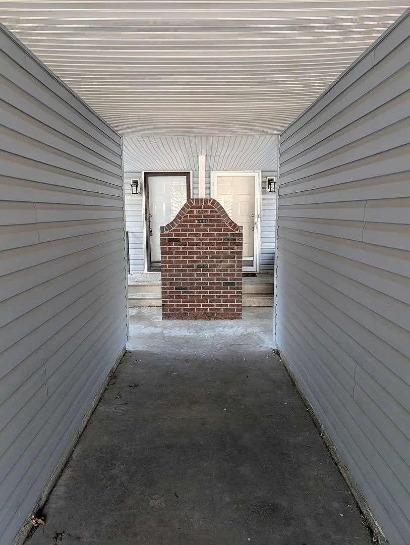 Fully Updated 3 Bedroom 3 Bath Townhouse with 2 Stall Attatched Garage — Photo 2