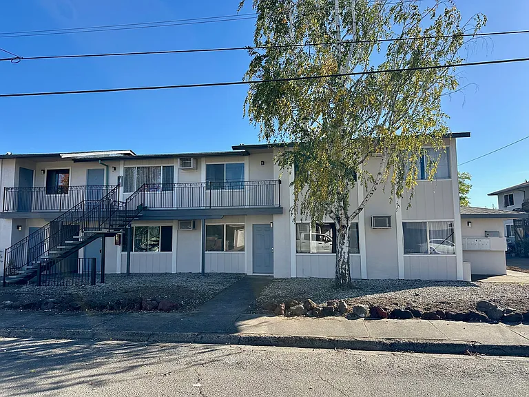 Royale Ave — Photo 1
