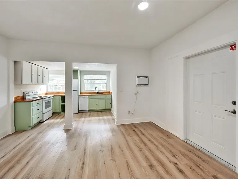 1411 SW 3rd St #2 — Photo 8