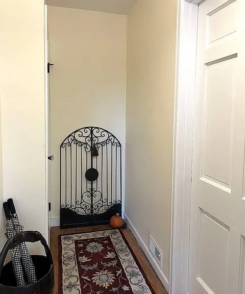 Foyer showing first floor apartment door