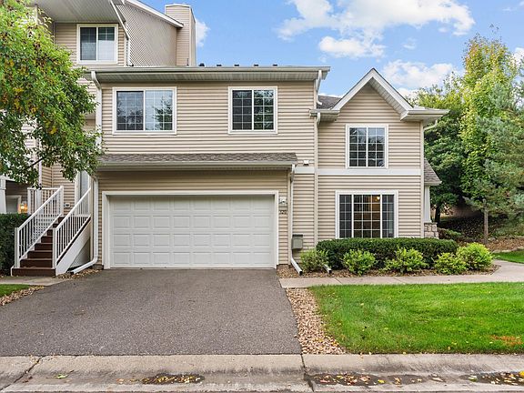 2nd image of 320 Willoughby Way W