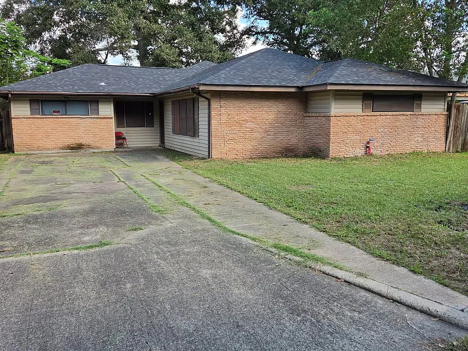 1102 Woods Dr