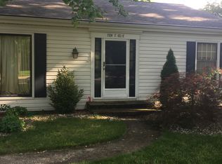 1012 Colony Ln, Charleston, IL 61920