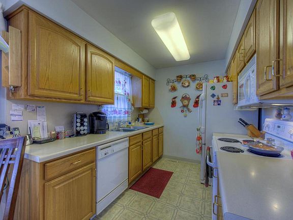 5th image of 838 22nd Ave N