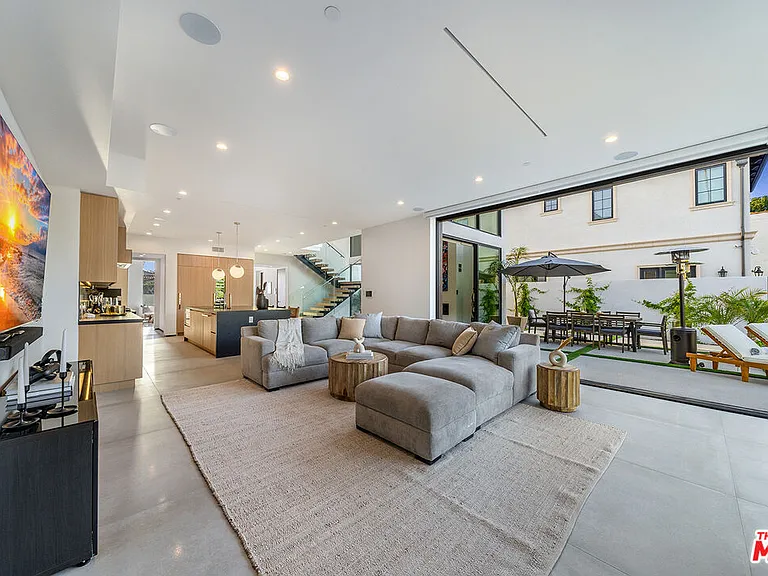 200 N Doheny Dr — Photo 44