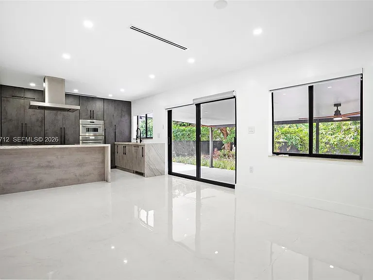 56 Whitethorn Dr — Photo 6