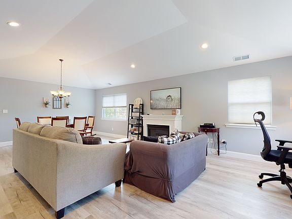 3rd image of 802 Aerie Way