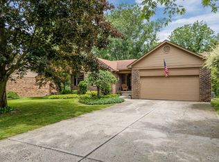 719 Ten Point Dr, Rochester Hills, MI 48309