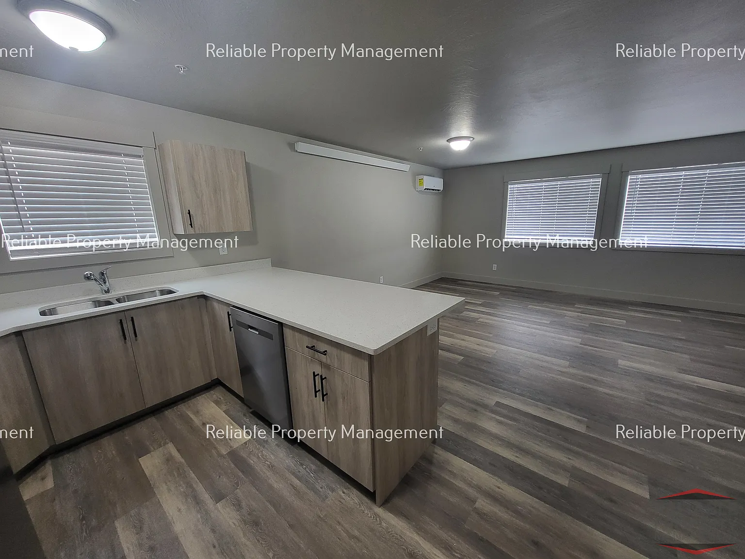 3 bed, 100 sqft, $1,420 — Photo 4