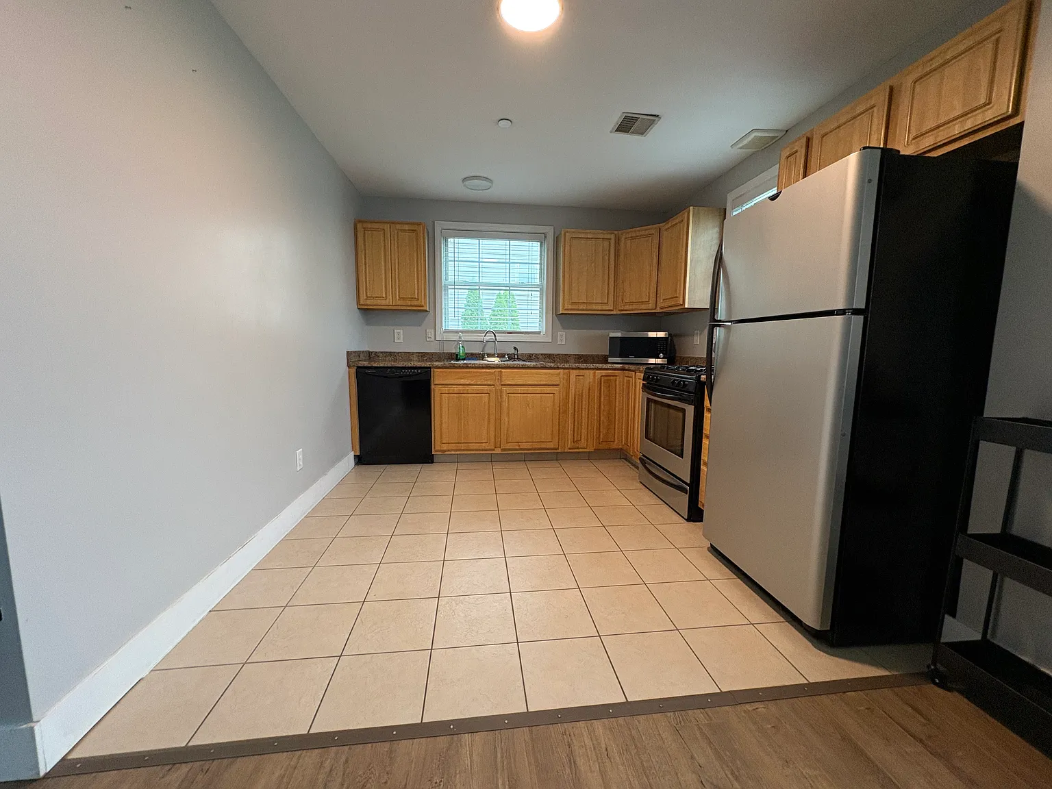 2 bed, 950 sqft, $1,900 — Photo 2