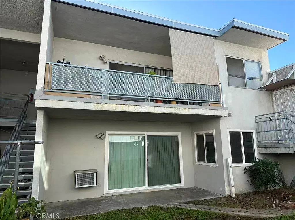 2 bed, 1.0 bath, 861 sqft, $2,400 — Photo 2