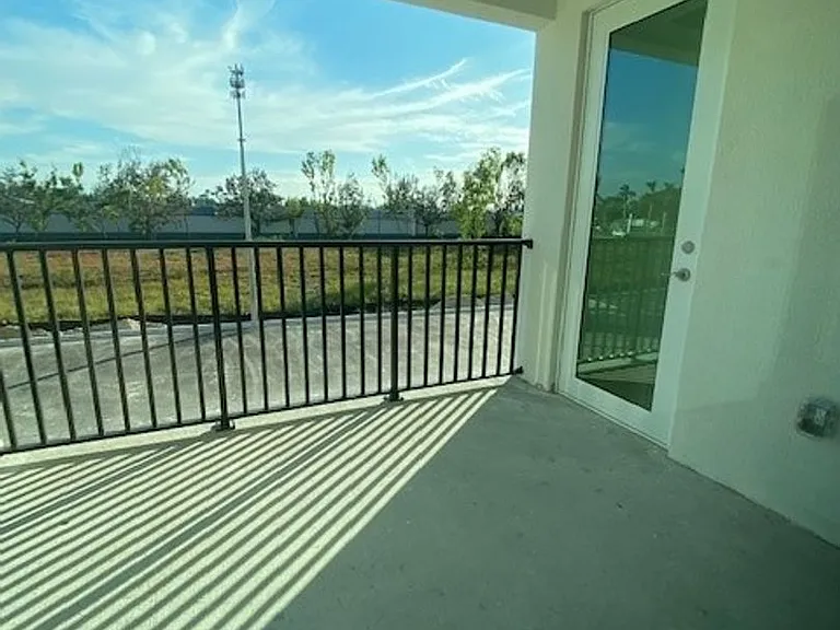 San Carlos Apartments — Photo 23