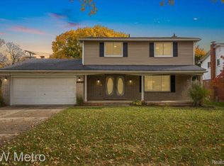 30540 Shoreham St, Southfield, MI 48076