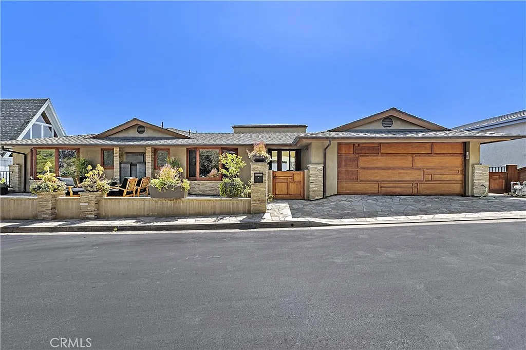 3 bed, 3.5 bath, 3878 sqft, $17,500 — Photo 2