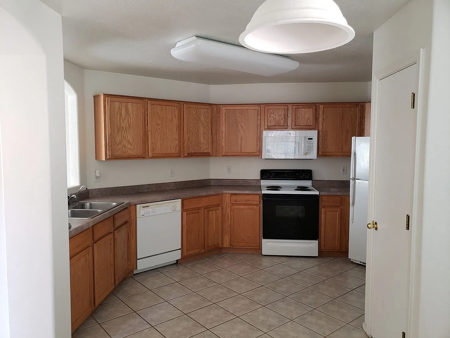 3 bed, 2.0 bath, 1344 sqft, $1,639 — Photo 2