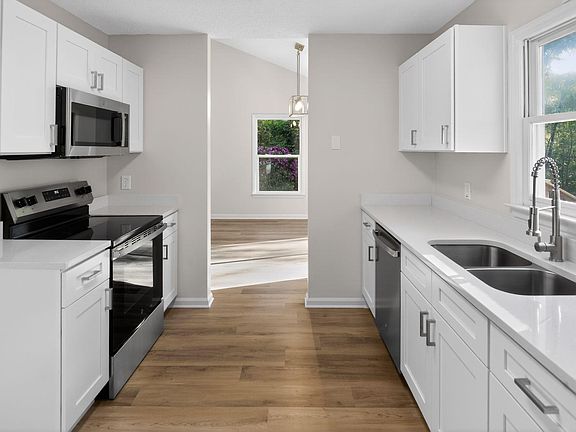 5th image of 223 Hermitage Rd