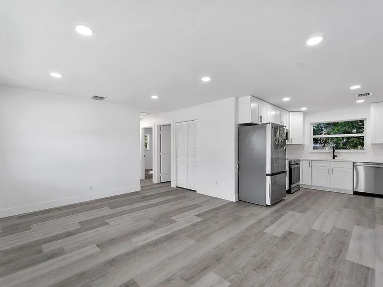 307 NW 6th St — Photo 4
