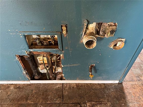 4th image of 2192 McRay Ave