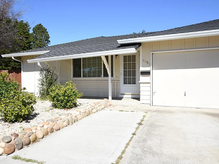 4453 McKinnon Dr — Photo 1