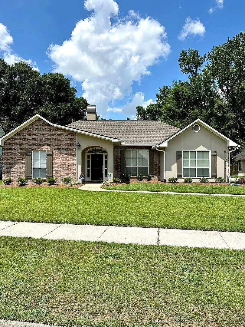 3BD/2BA House Off Perkins between Bluebonnet and Siegen. — Photo 1