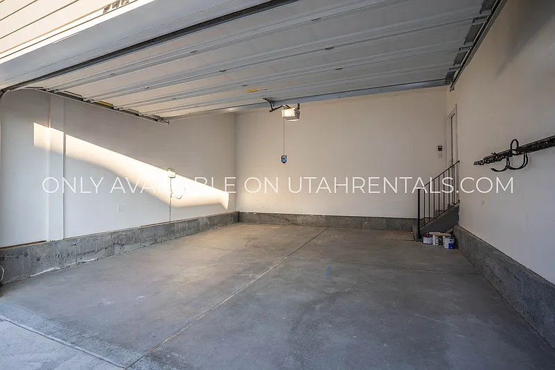 3 bed, 2.5 bath, 2900 sqft, $2,395 — Photo 4