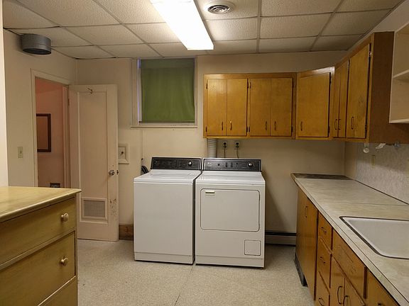 Laundry room w/ bathroom