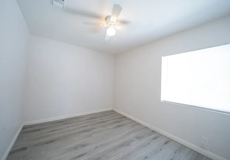 120 E Shady Grove Dr — Photo 8