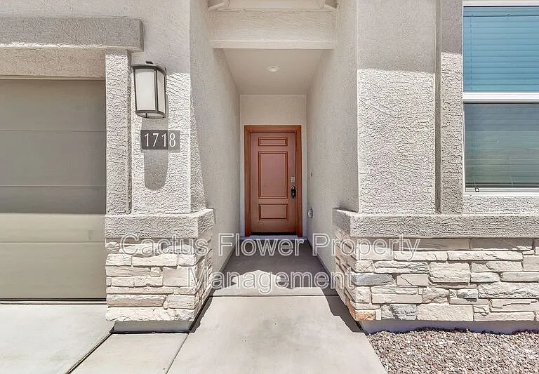 1718 W Sombra Ave — Photo 3