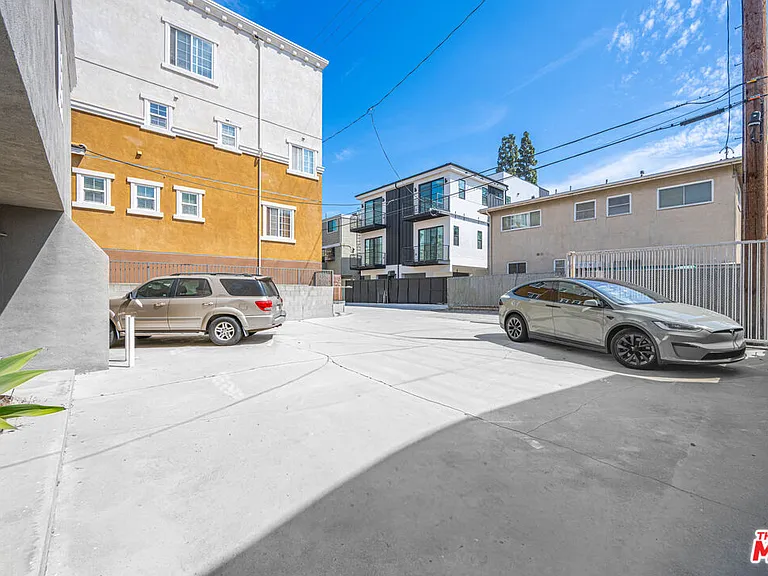 1820 S Barrington Ave #202 — Photo 18