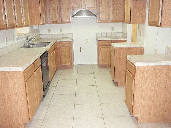 Lots of storage in kitchen