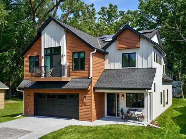 83 Ash St, Mahtomedi, MN 55115