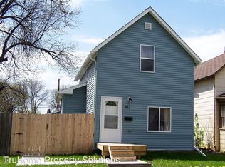 911 N 4th St, Grand Forks, ND 58203