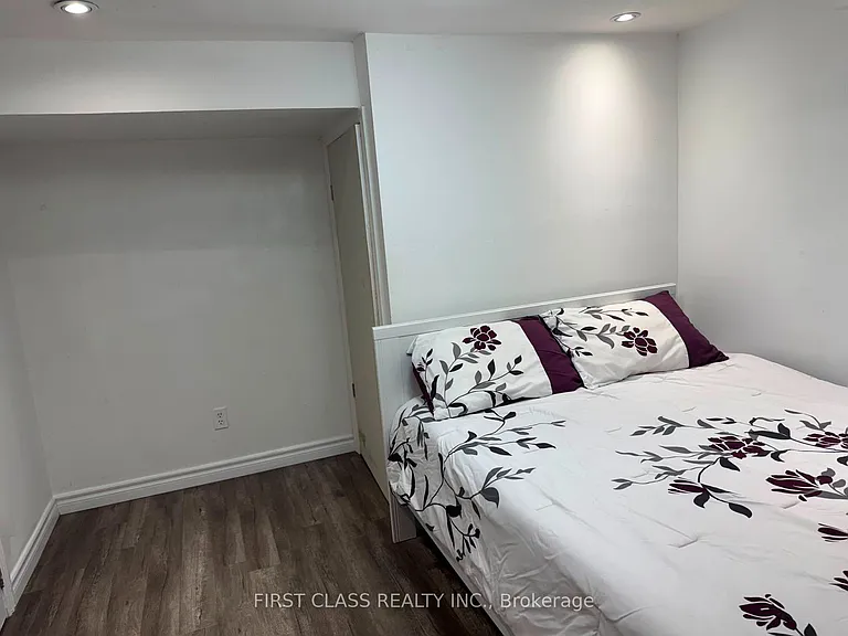 524 Bathurst St #BSMNT — Photo 11